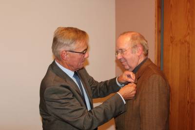 Der Vorsitzende Hans-Ulrich Spieth eehrt Siegfried Bihler für 40 Jahre Mitgliedschaft.  - Der Vorsitzende Hans-Ulrich Spieth eehrt Siegfried Bihler für 40 Jahre Mitgliedschaft. 